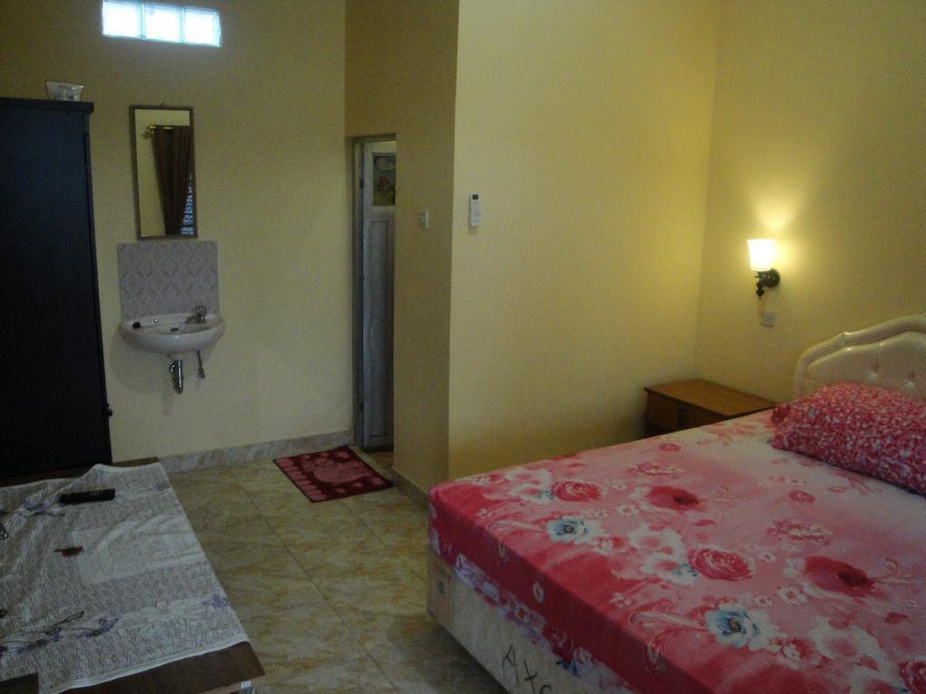 Puji Homestay Mataram Eksteriør billede