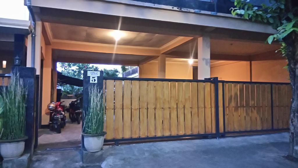 Puji Homestay Mataram Eksteriør billede